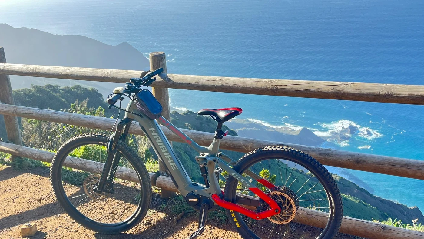 Fahrrad mit Blick auf das Meer bei Valle Gran Rey