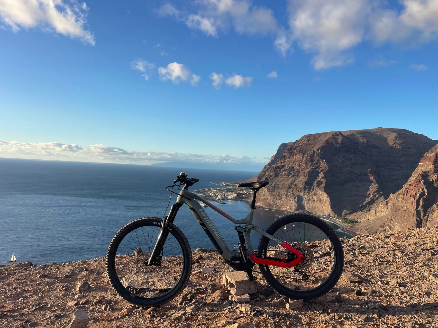 Küstenpanorama mit Fahrrad