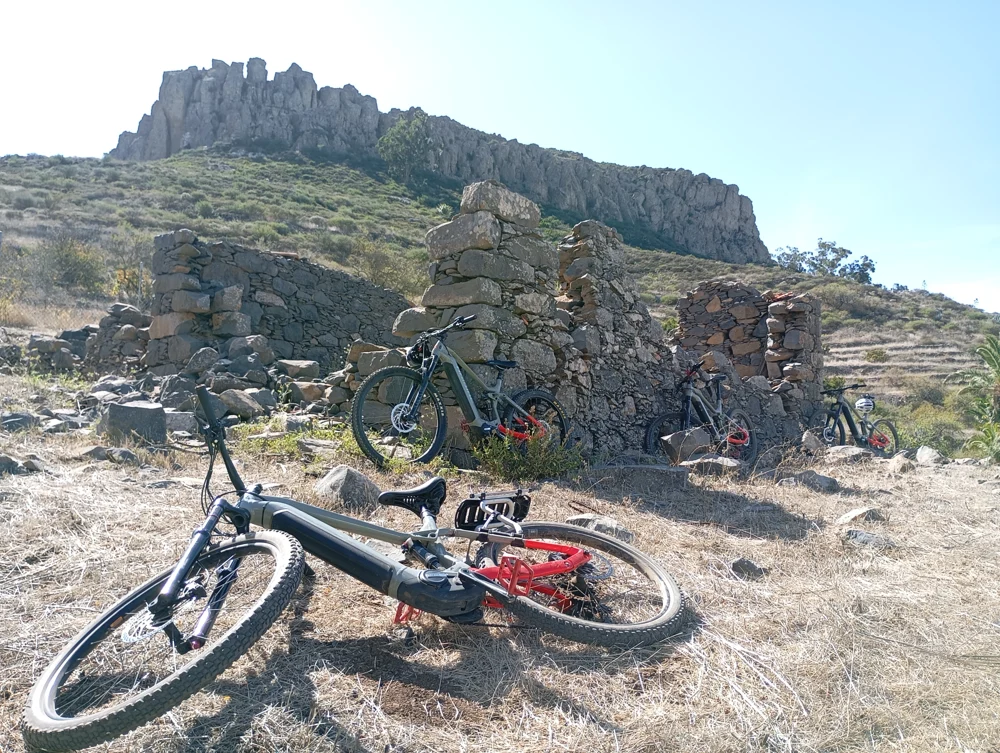 Fahrrad bei einer Pause in der Berglandschaft
