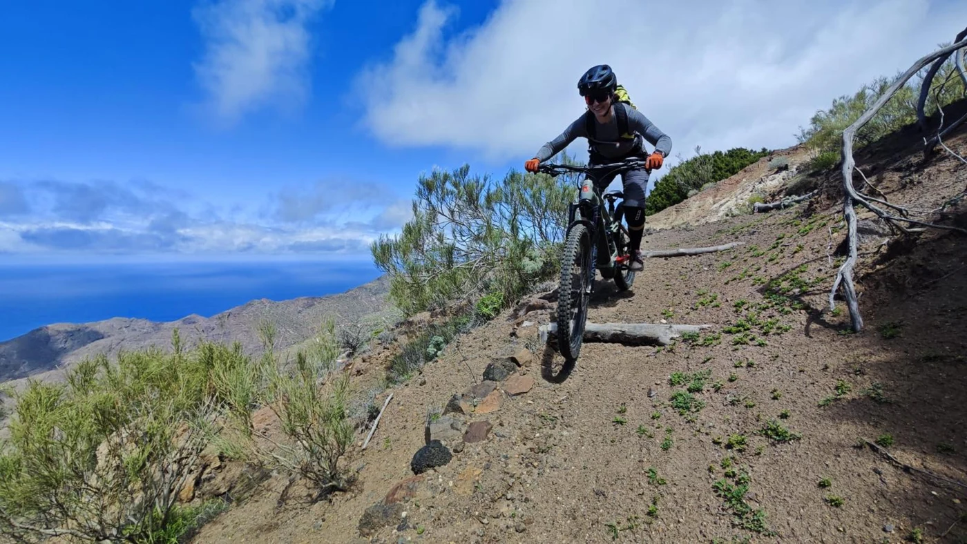 Mountainbiker auf einem Küstentrail über dem Atlantik auf La Gomera